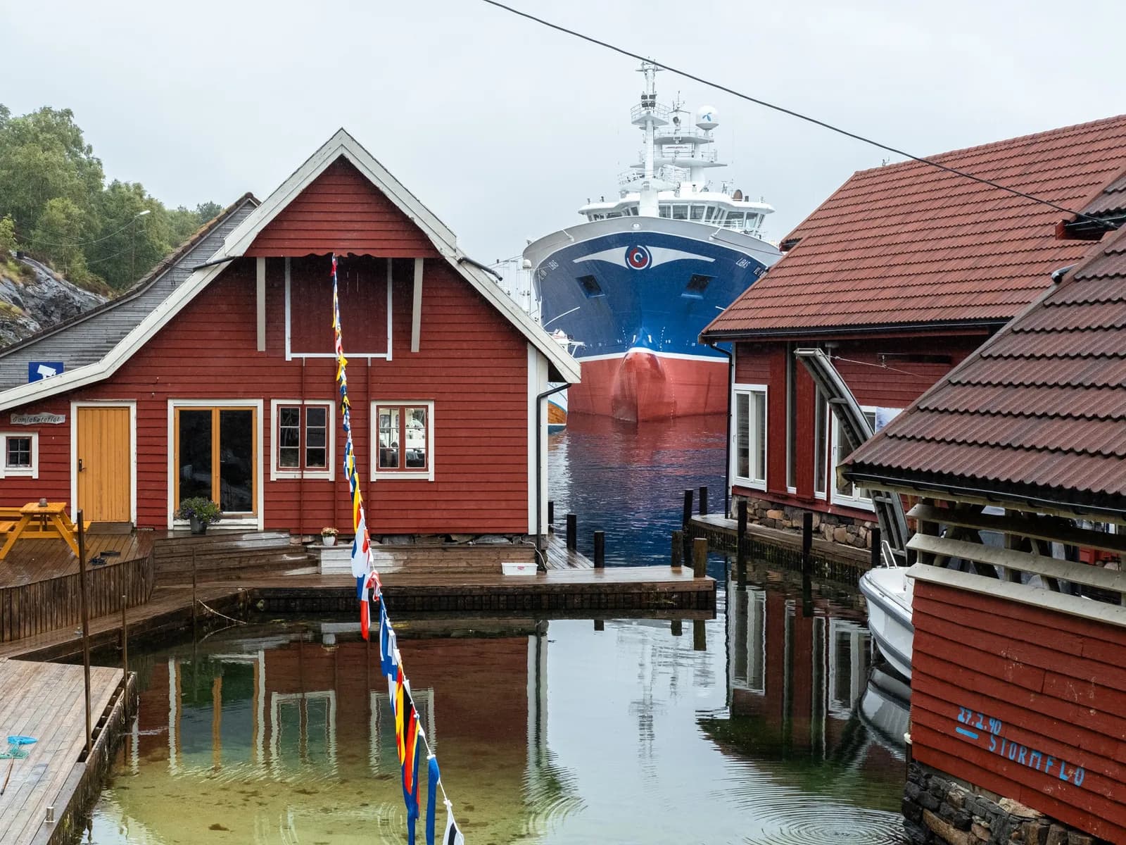 Libas alongside at Sotra
